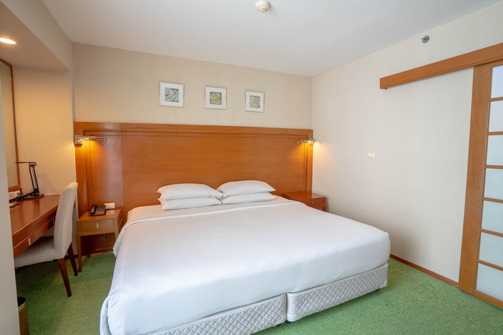 Suite, 1 Bedroom, Balcony (King Bed) photo 3