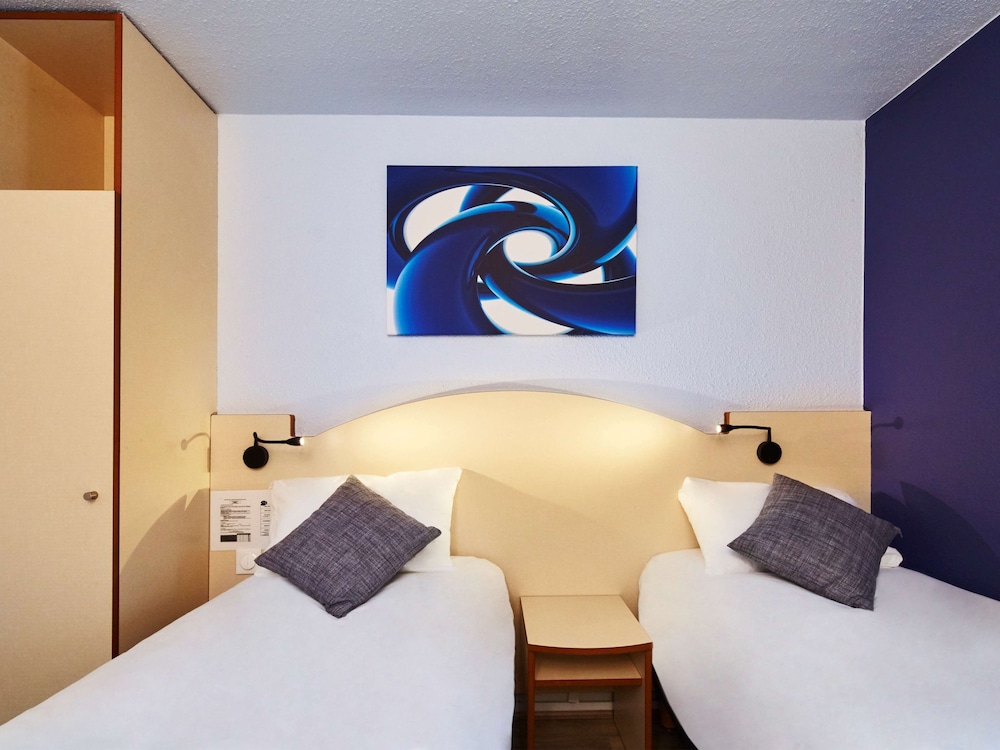 Standard Room, 2 Twin Beds - Photo 2