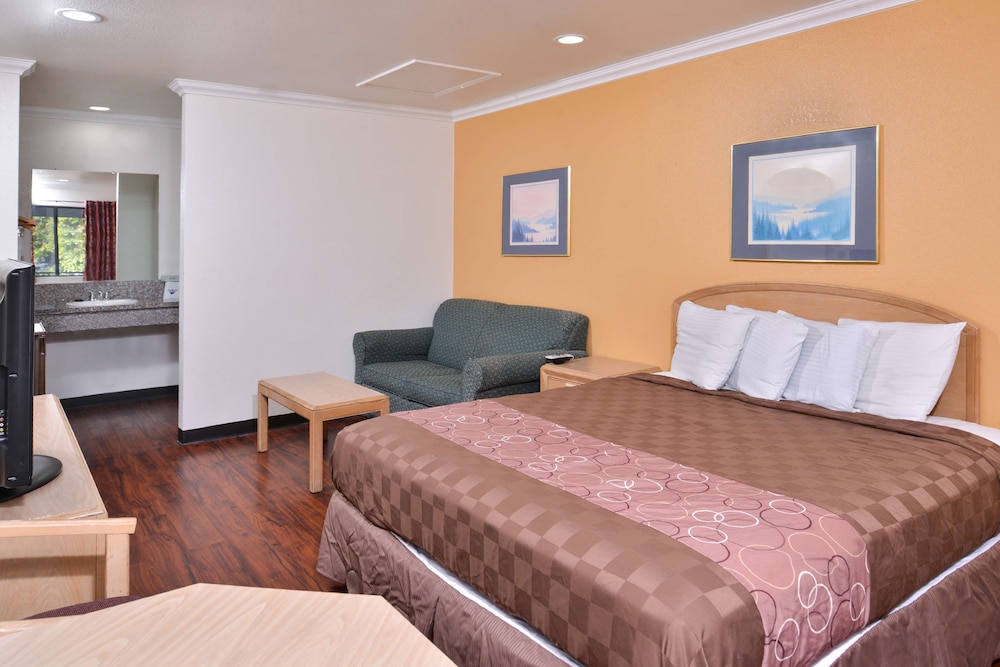 Suite, 1 King Bed, Non Smoking - Photo 6