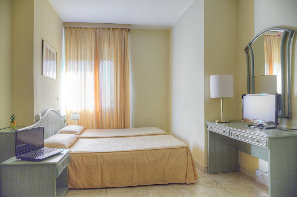 Classic Double or Twin Room, Terrace, Partial Sea View photo 3