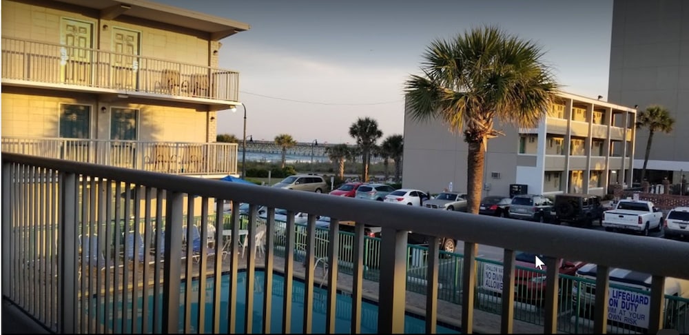 Single Room, 1 King Bed, Partial Ocean View photo 3