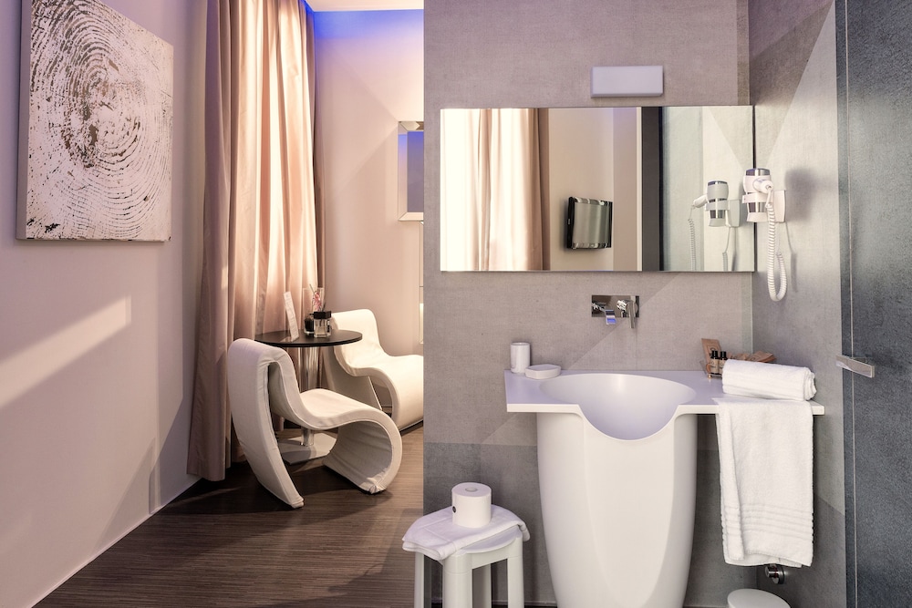 Luxury Suite, 1 Bedroom, Balcony - Photo 11