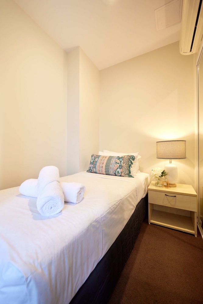 Two Single Bedroom Apartment - Photo 11
