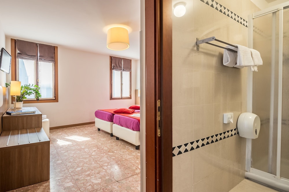 Standard Double Room, Shared Bathroom photo 2