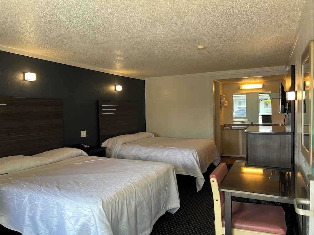 Standard Room, 2 Queen Beds, Smoking photo 3