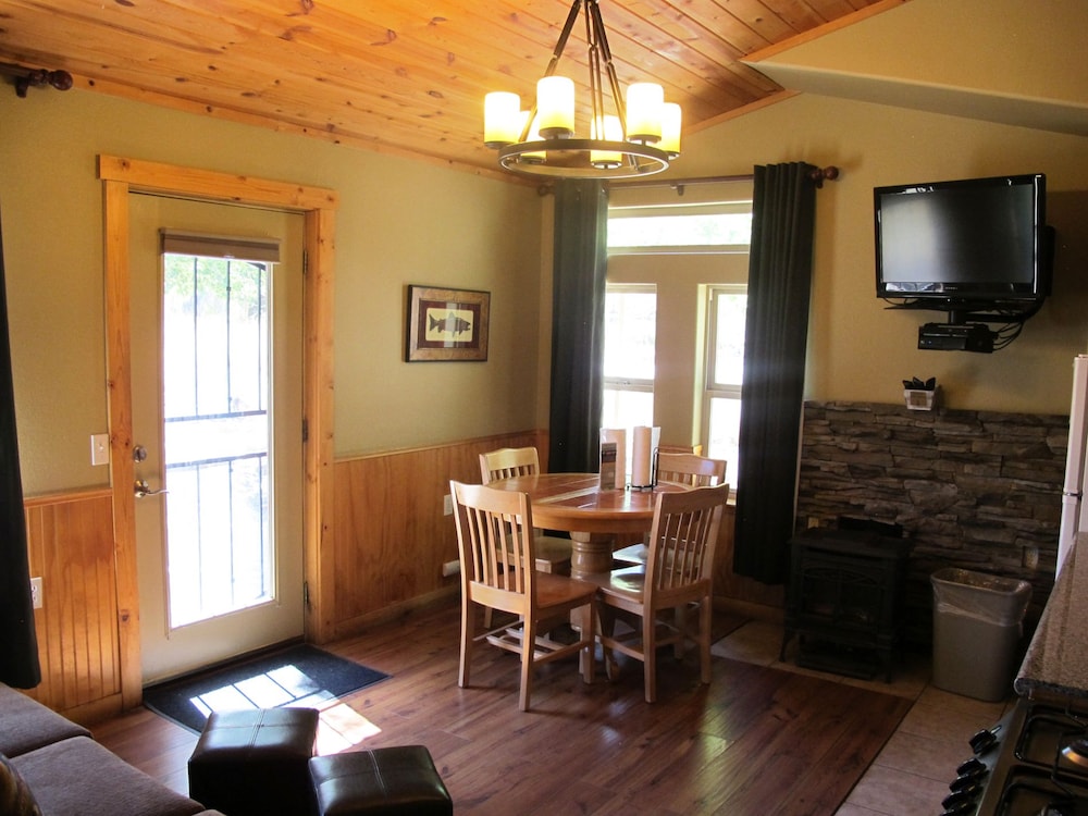 Cabin, 1 Bedroom, Hot Tub (Genevieve) photo 3