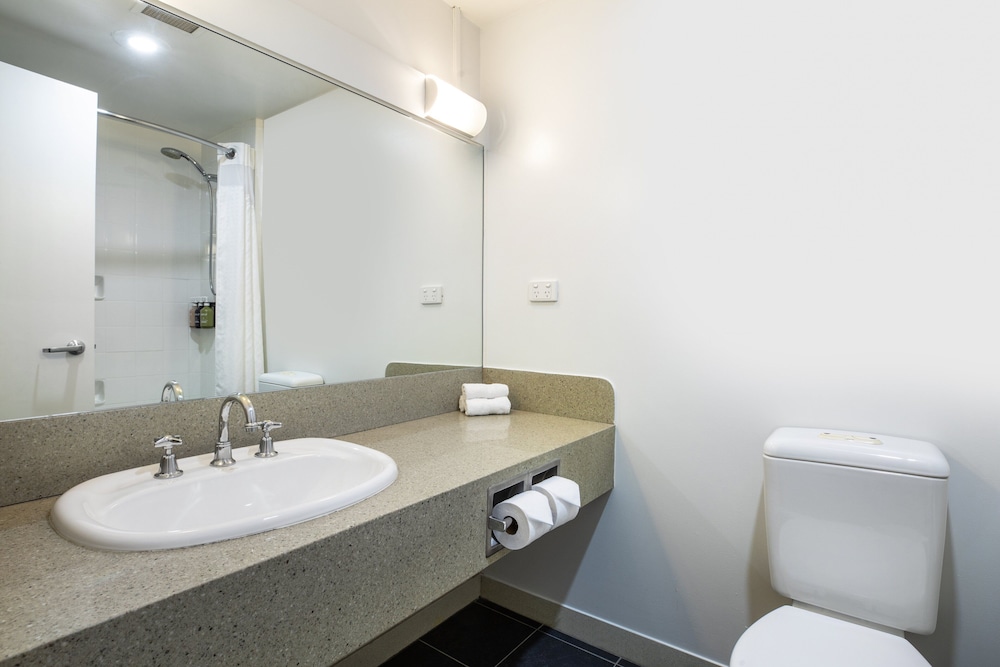 Suite, 1 King Bed (High Floor) thumbnail 5