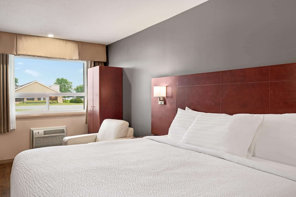 Room, 1 King Bed, Non Smoking, main floor - Photo 2