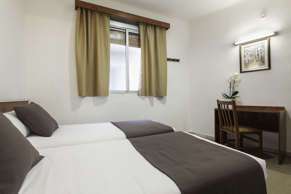 Double Room (with extra bed) photo 2