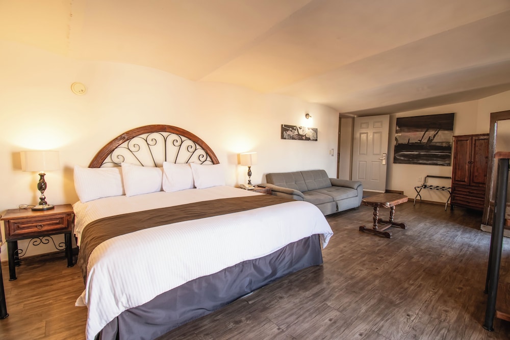 Junior Suite, 1 King Bed, Balcony, City View