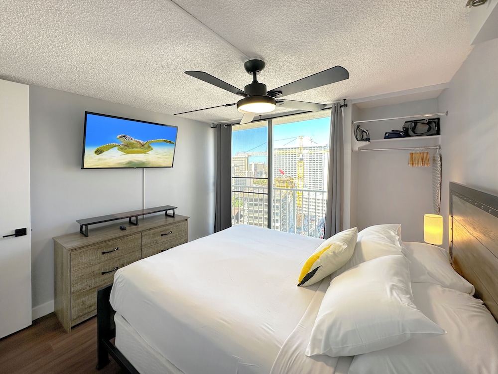 Pacific Monarch - 1 BR - Ocean & City Views: Apartment, 1 Queen Bed With Sofa Bed, Ocean View photo
