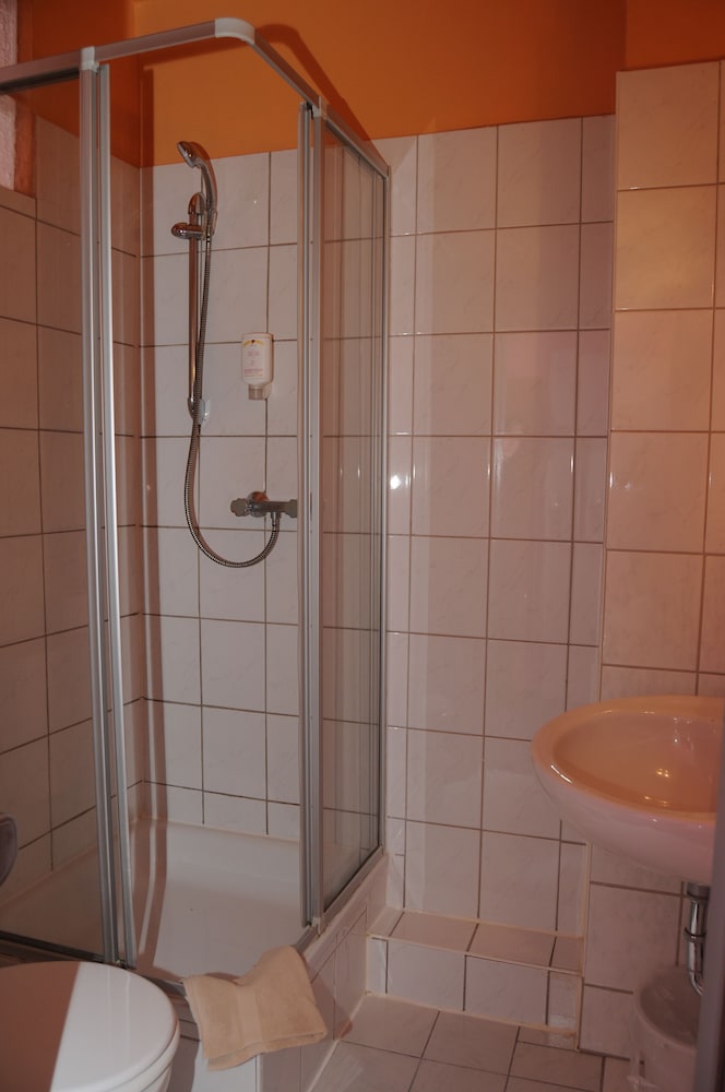 Twin Room - Photo 6