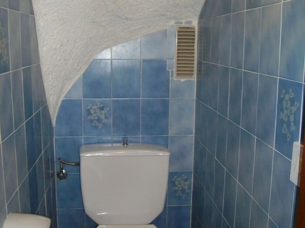 House, 2 Bedrooms, 2 Bathrooms photo 3