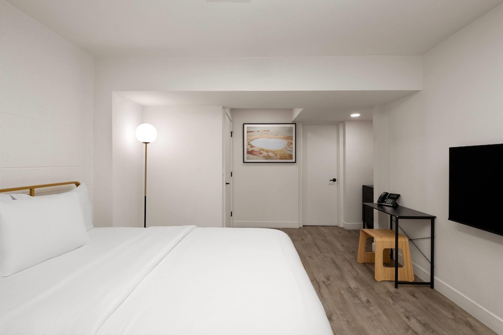 Suite, 1 Queen Bed, Non Smoking, Courtyard View photo 2