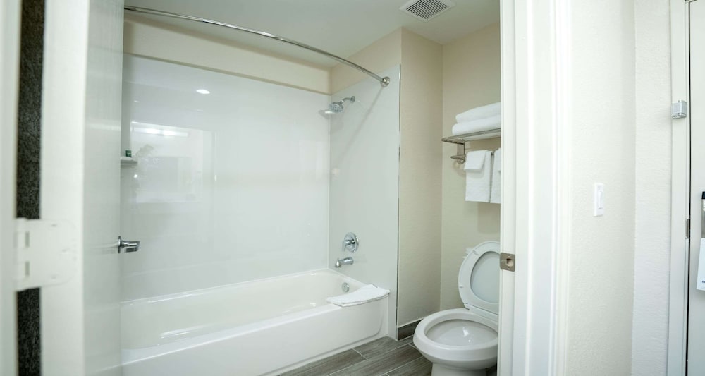 Standard Room, 2 Queen Beds, Non Smoking, Refrigerator & Microwave - Photo 3