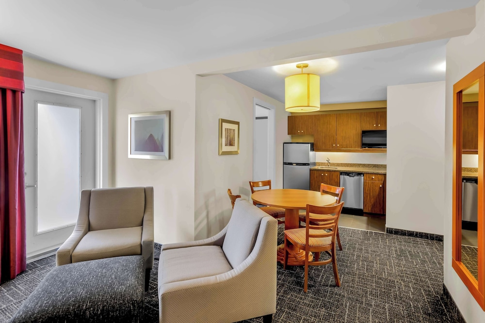 Suite, 1 King Bed, Non Smoking, Balcony photo 2