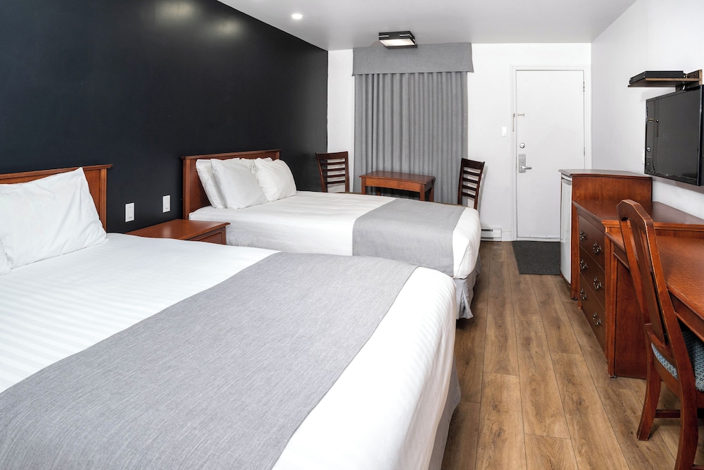 Classic Room, 2 Queen Beds photo 2