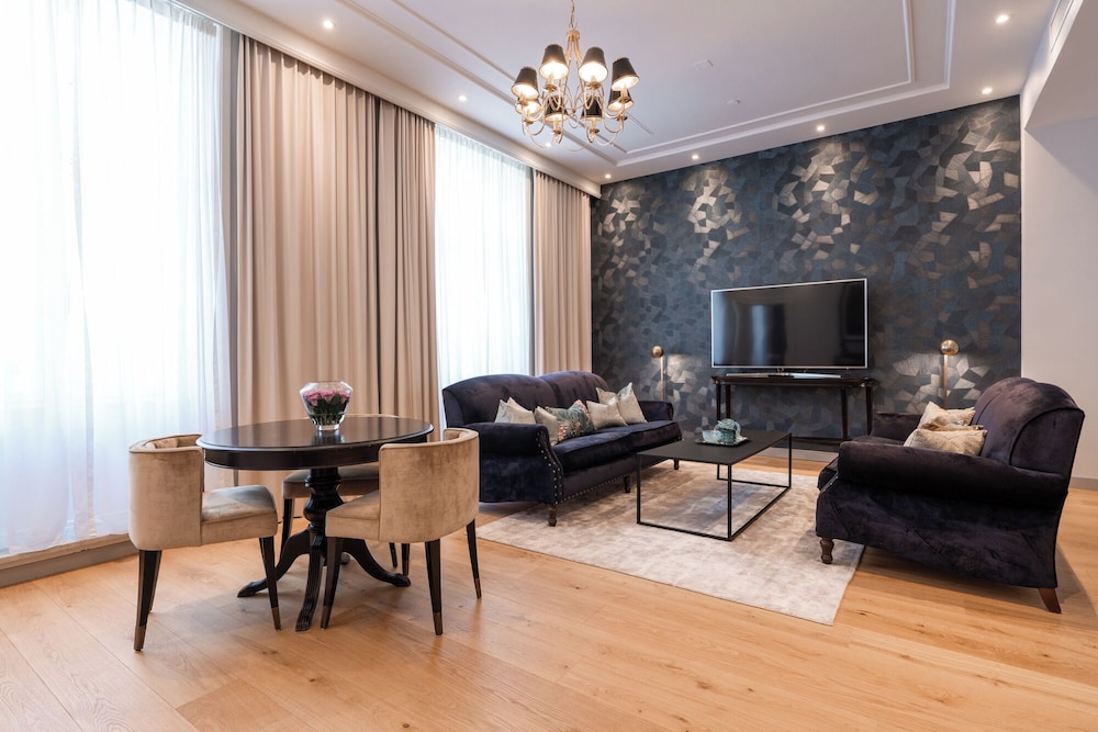 Suite - Photo 20