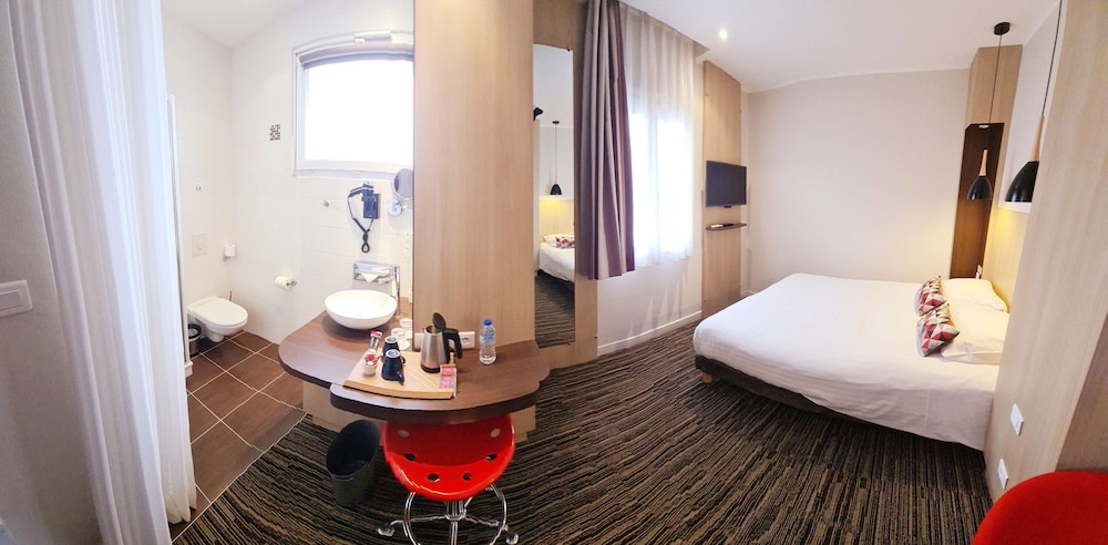 Standard Room, 1 Queen Bed, Non Smoking - Photo 3