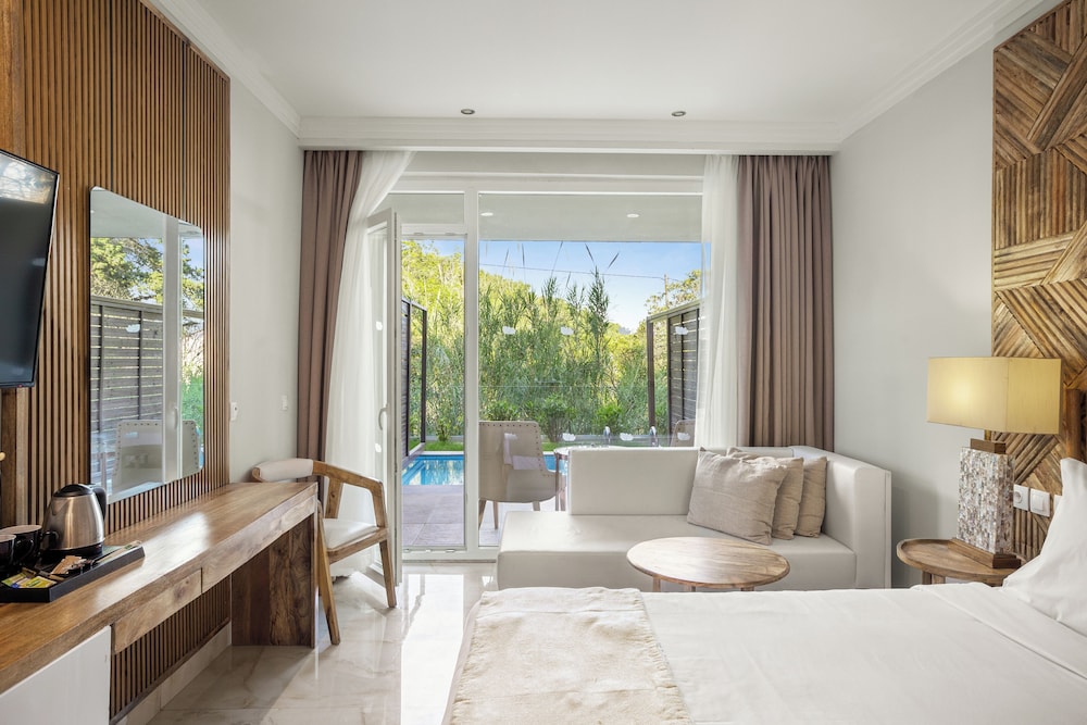 Superior Double with Plunge Pool - Photo 1
