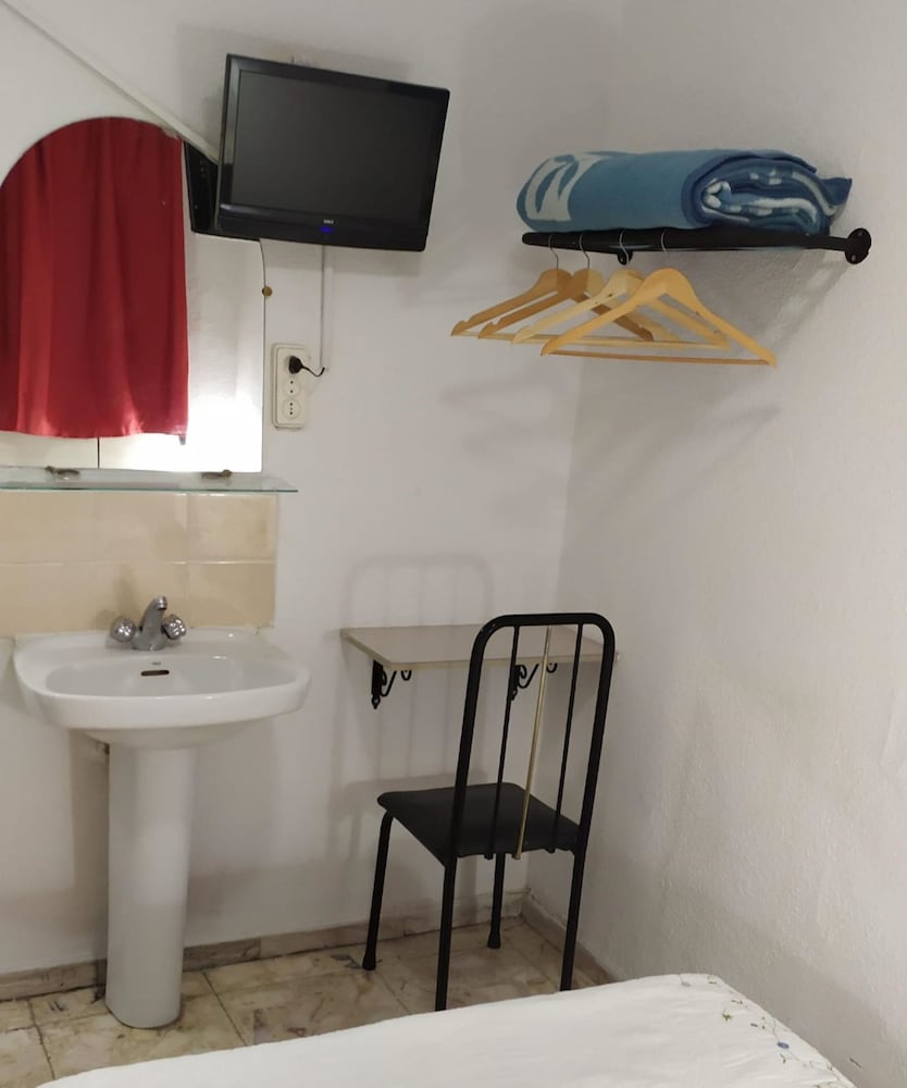 Single Room, Shared Bathroom photo 3