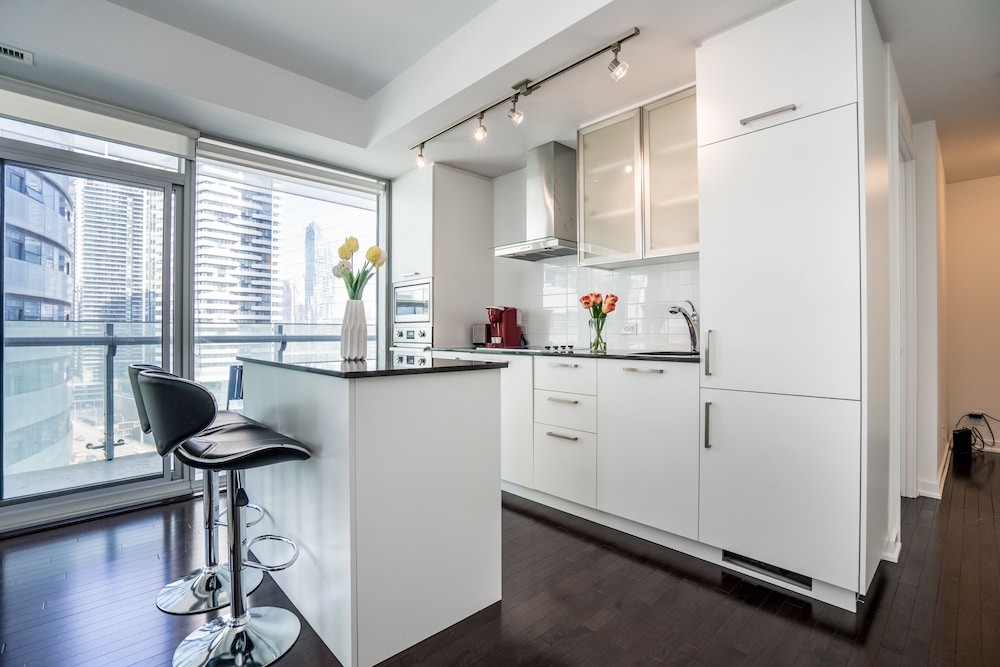 Aaira Suites at 65 Bremner Blvd, Foto 17