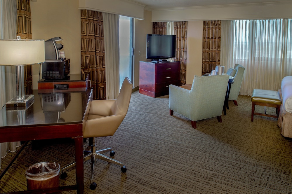 Premium Room, 1 King Bed, Balcony (Exterior Balcony) - Photo 4