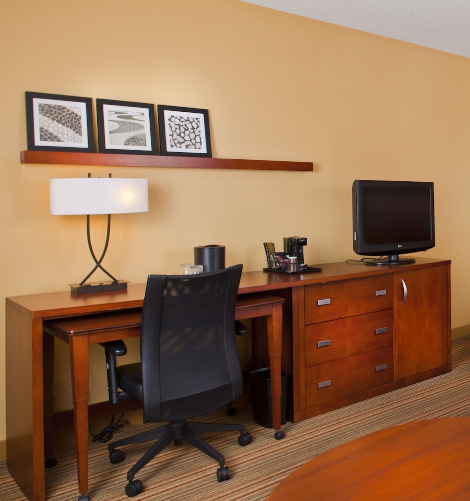 Room, 1 King Bed with Sofa bed, Balcony (Mobility/Hearing Accessible, Tub)
