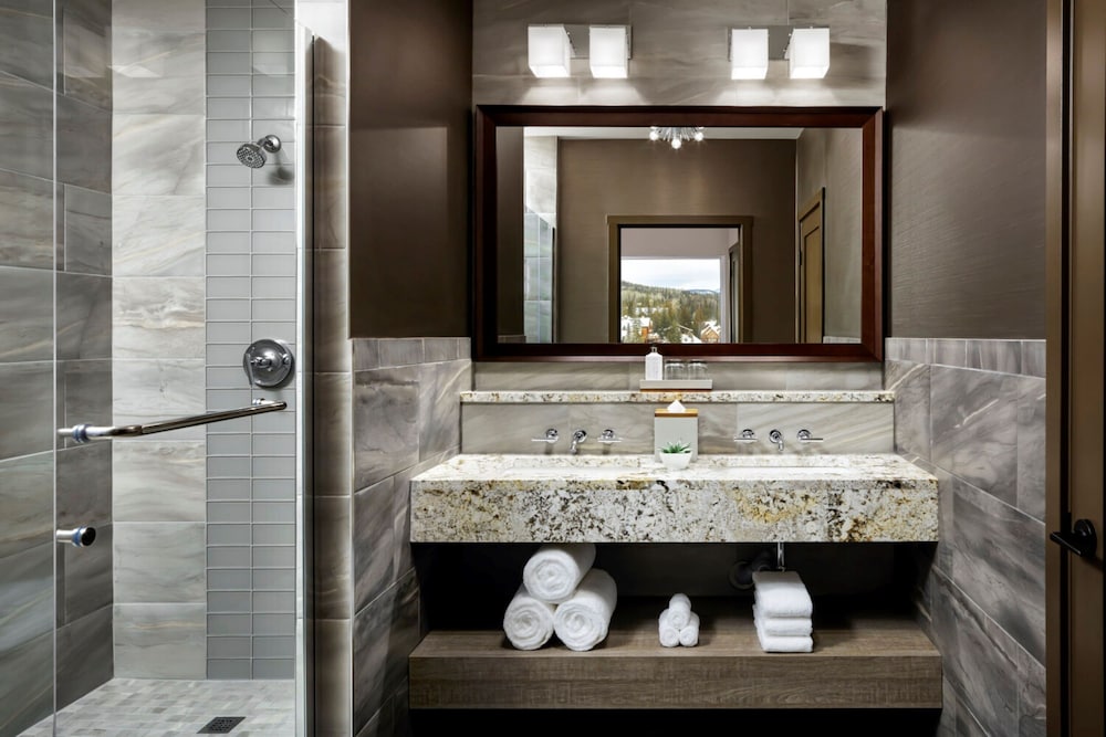 Suite, 1 King Bed, Mountain View (Balcony) photo 3