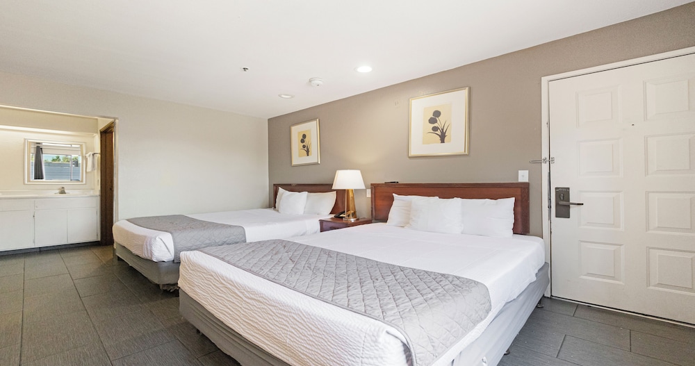 Room, 2 Queen Beds, Non Smoking - Photo 3