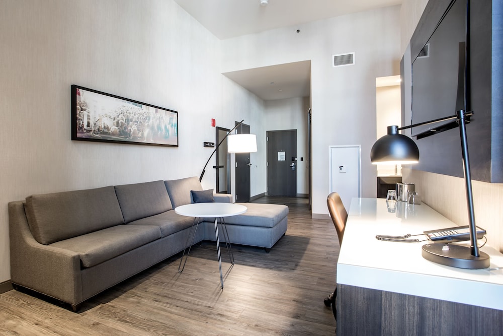 Standard Room, 1 King Bed, Non Smoking (Larger Room)