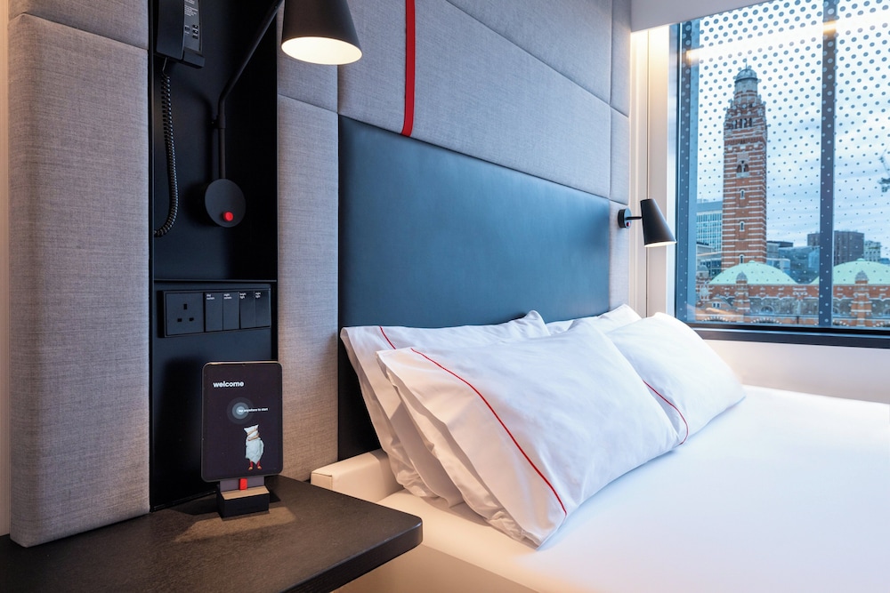 Premium Room, 1 King Bed (View) photo 3