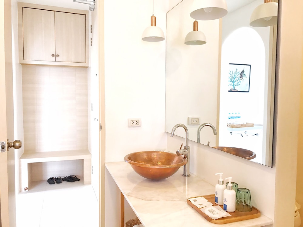 2 Bedroom Suite Jacuzzi photo 3