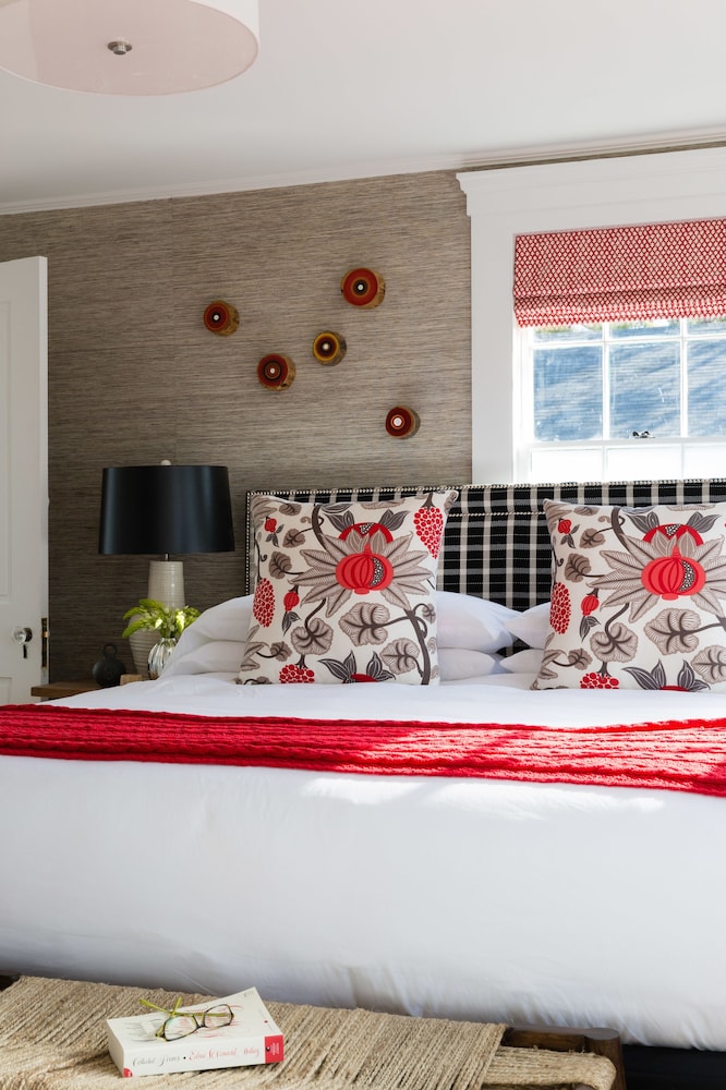 Deluxe Suite, 1 Queen Bed and Sofa Bed photo 2