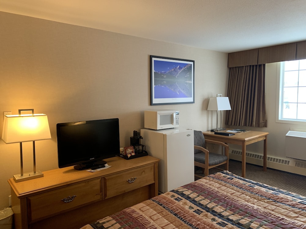 Basic Single Room, 1 Queen Bed photo 3