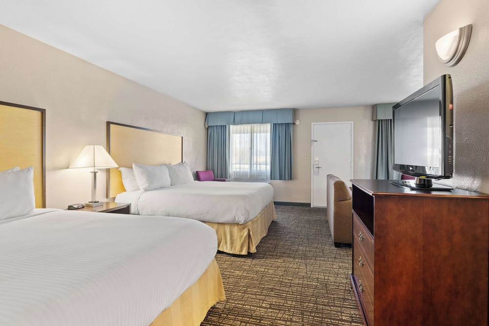 Standard Room, Multiple Beds, Non Smoking, Microwave (Oversized Room) photo 1