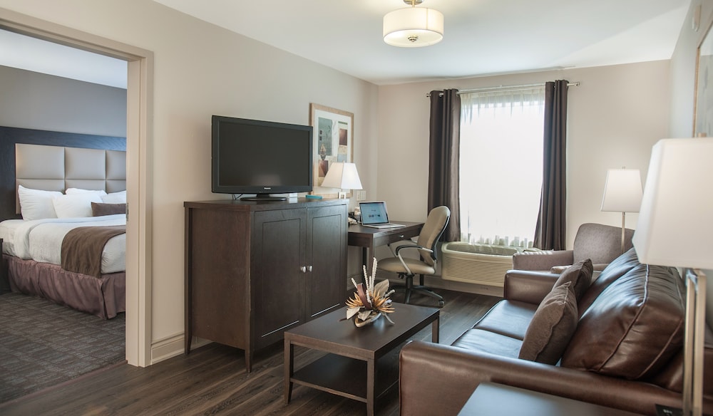 Suite, 1 King Bed, Non Smoking, Refrigerator & Microwave photo 3