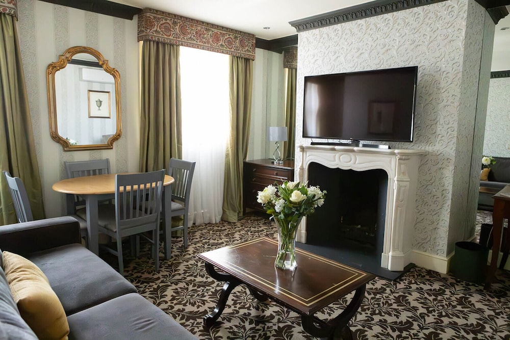 Deluxe One Bedroom Suite with Kitchenette photo 2