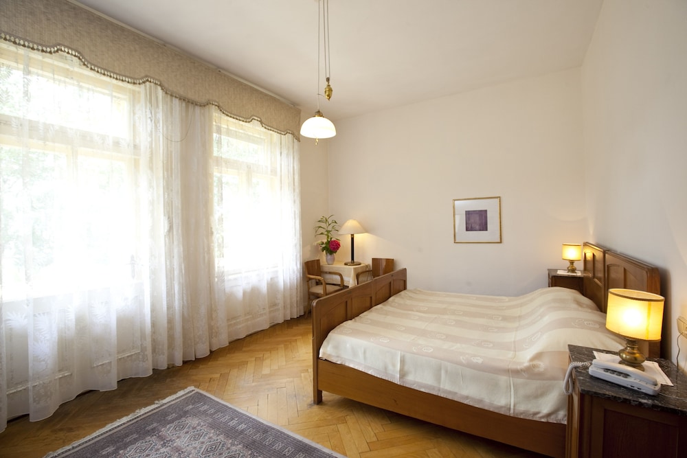 Double or Twin Room - Photo 8