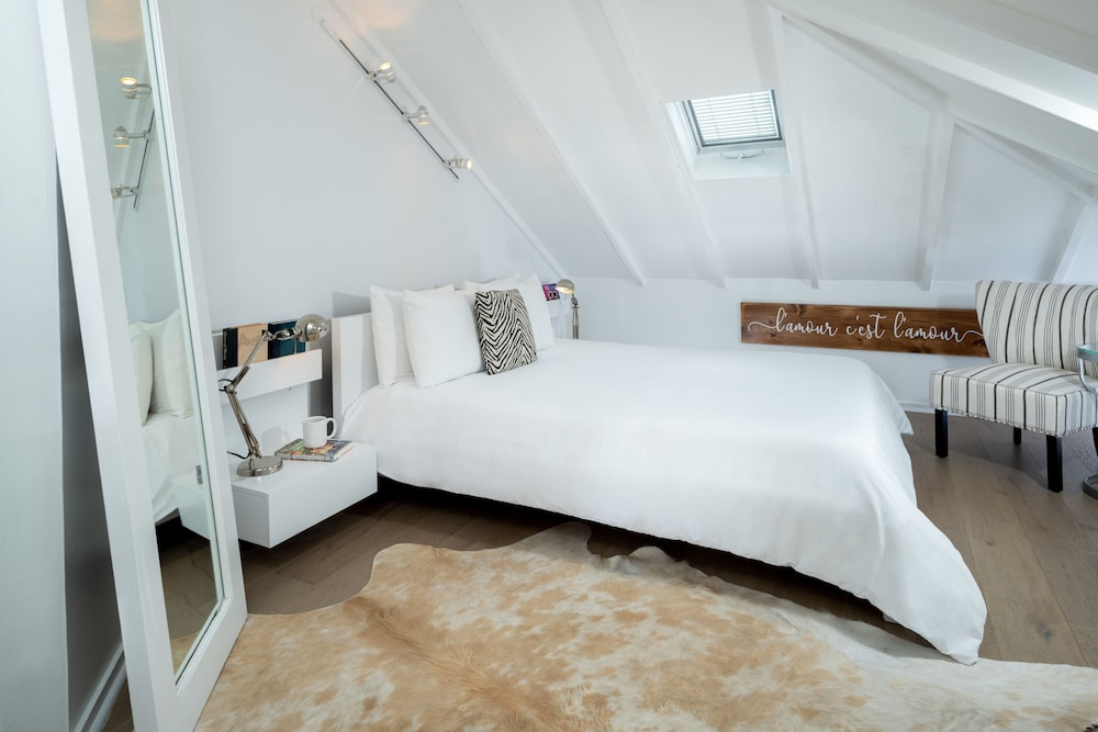 Standard Room, 1 Queen Bed, Refrigerator (Room 9)
