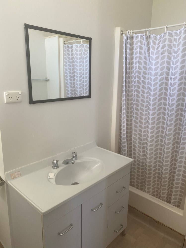 Standard Room (Hotel Room with Ensuite) photo 3