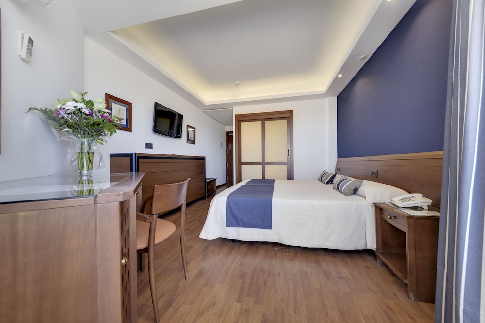Triple Room (Double + 1 foldaway bed - 2A+1C)