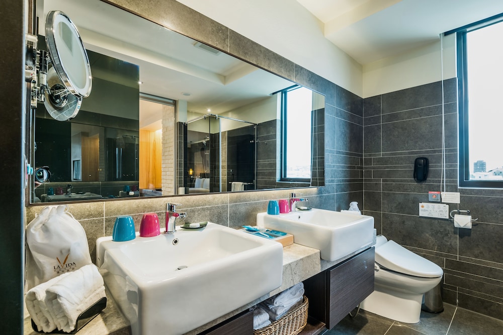 Family Quadruple Room, 2 Queen Beds, Bathtub photo 2