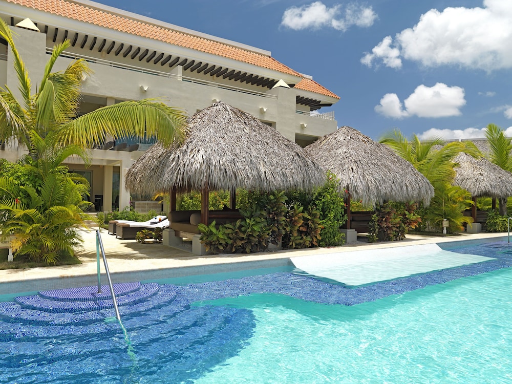 Zel Two Bedroom Master Suite Swimup