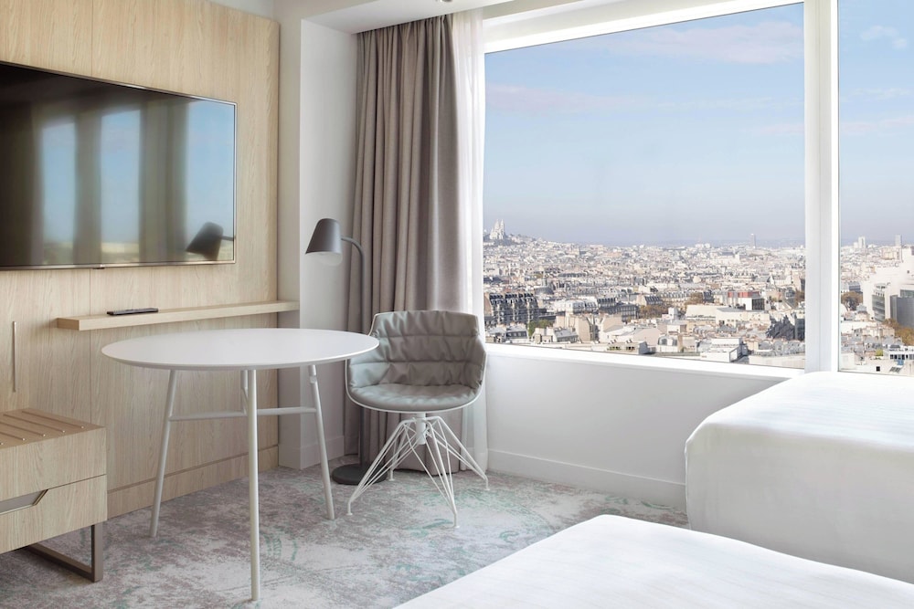 Twin Room with Eiffel Tower View photo 2