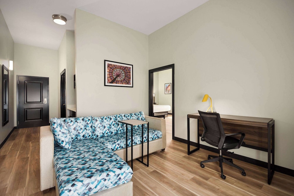 Deluxe Suite, 1 King Bed, Accessible, Non Smoking (Mobility/Hearing, Tub w/Grab Bars) photo 1