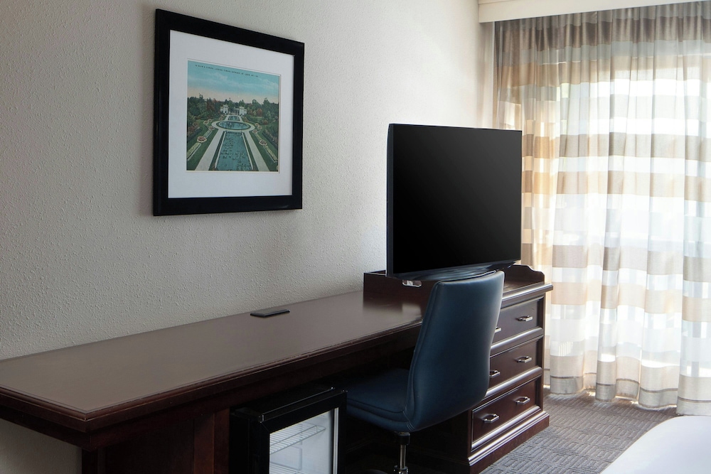Chalet, 1 King Bed (Mobility/Hearing Accessible, Tub) - Photo 4