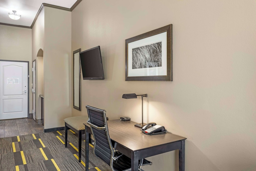 Suite, 2 Queen Beds, Non Smoking, Refrigerator & Microwave photo 3