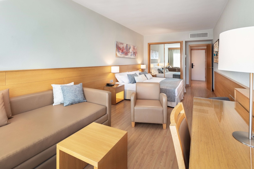 Family Room (standard, 2 adults and 1 child) photo 2