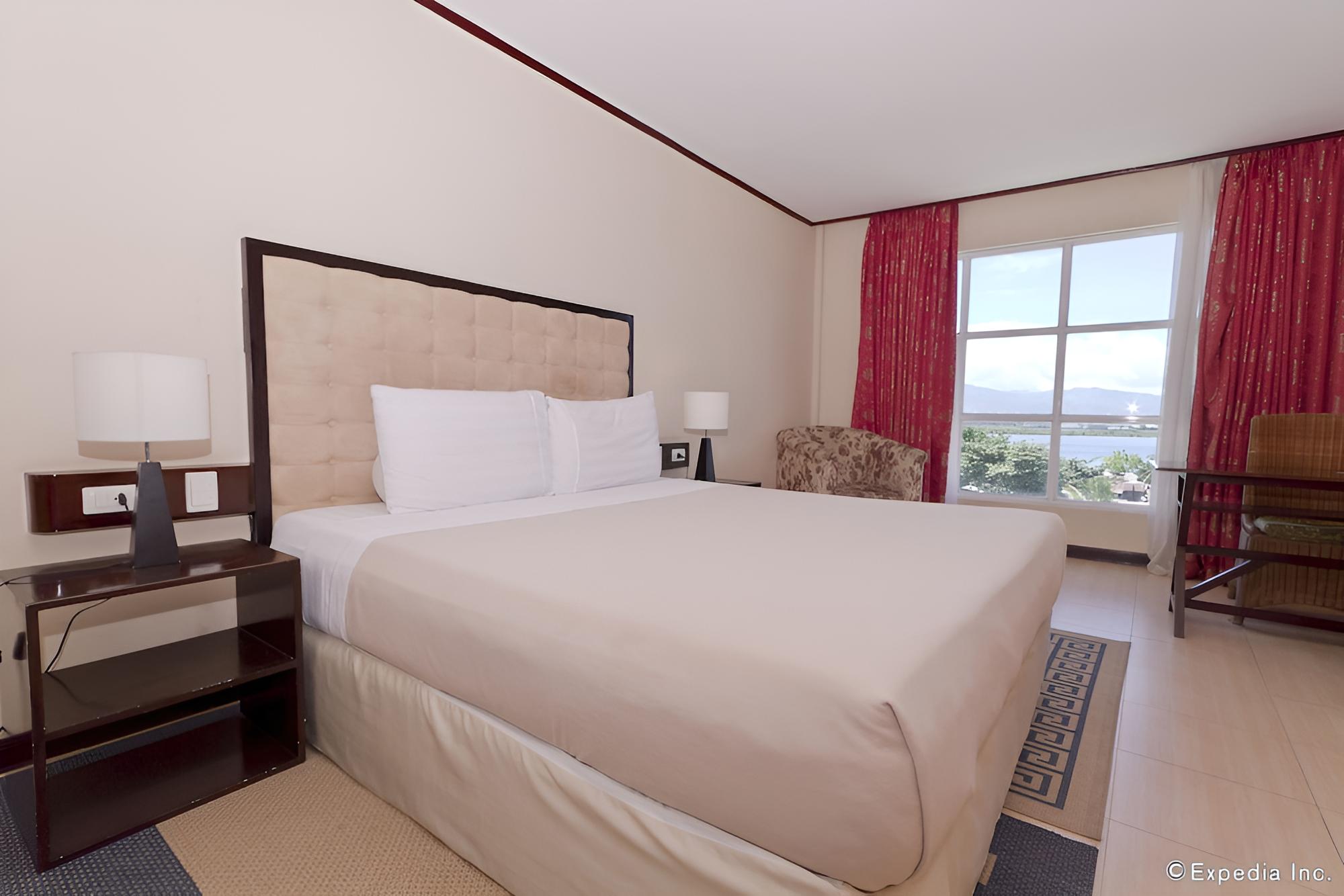 Superior Room, 1 King Bed photo 3